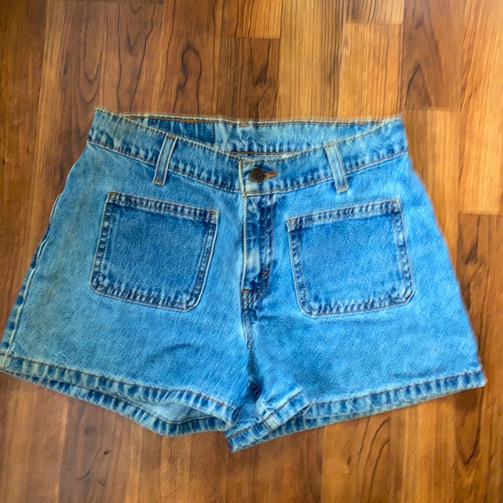 🌸🌸LEVIS SHORTS 🌸🌸 - Picture 2 of 9